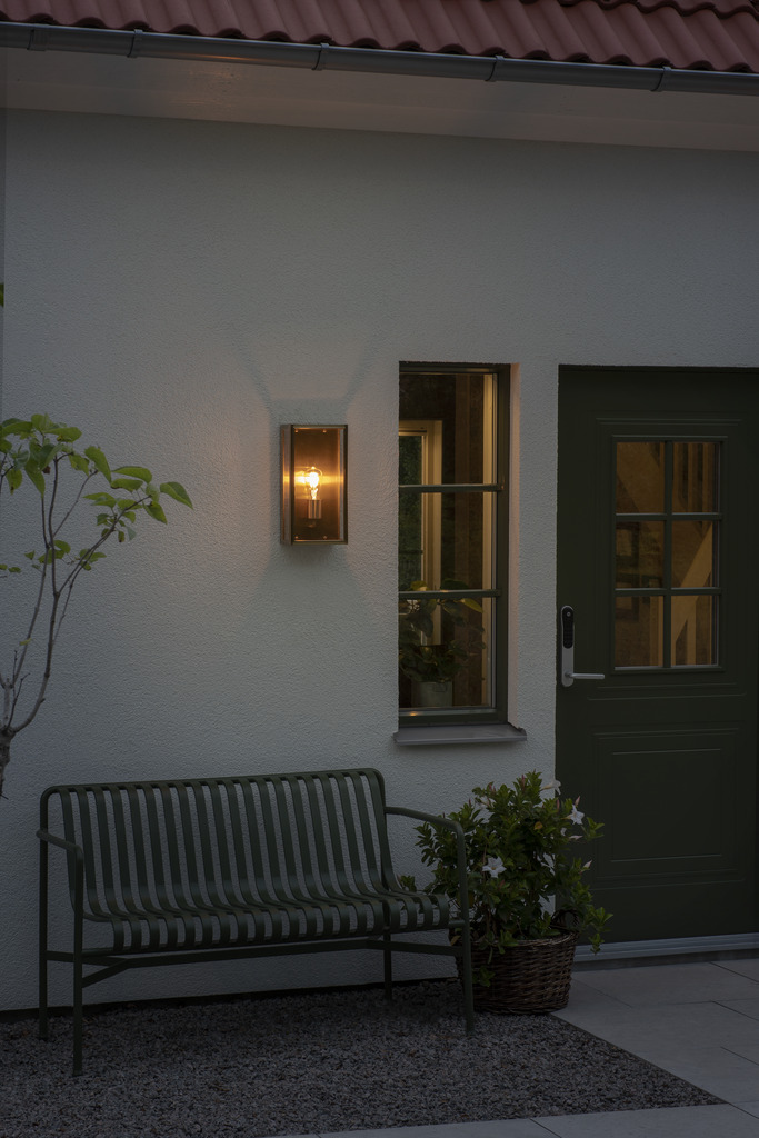 Carpi Messing udendørslampe Fra Konstsmide - Den er lavet af slidstærke materialer og modstår de barske vejrforhold og er både en æstetisk og funktionel belysningsløsning til dit hjem.