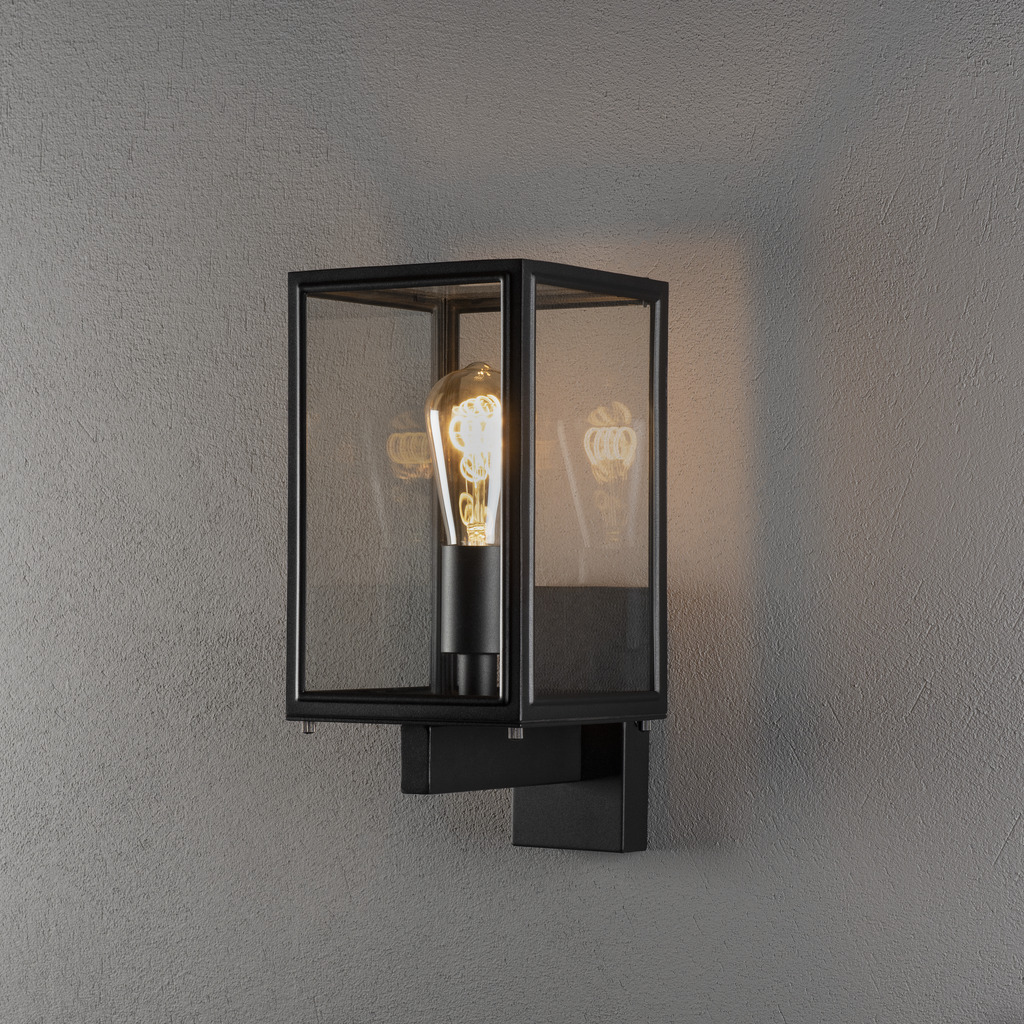 Carpi Sort udendørslampe Fra Konstsmide - Den er lavet af slidstærke materialer og modstår de barske vejrforhold og er både en æstetisk og funktionel belysningsløsning til dit hjem.