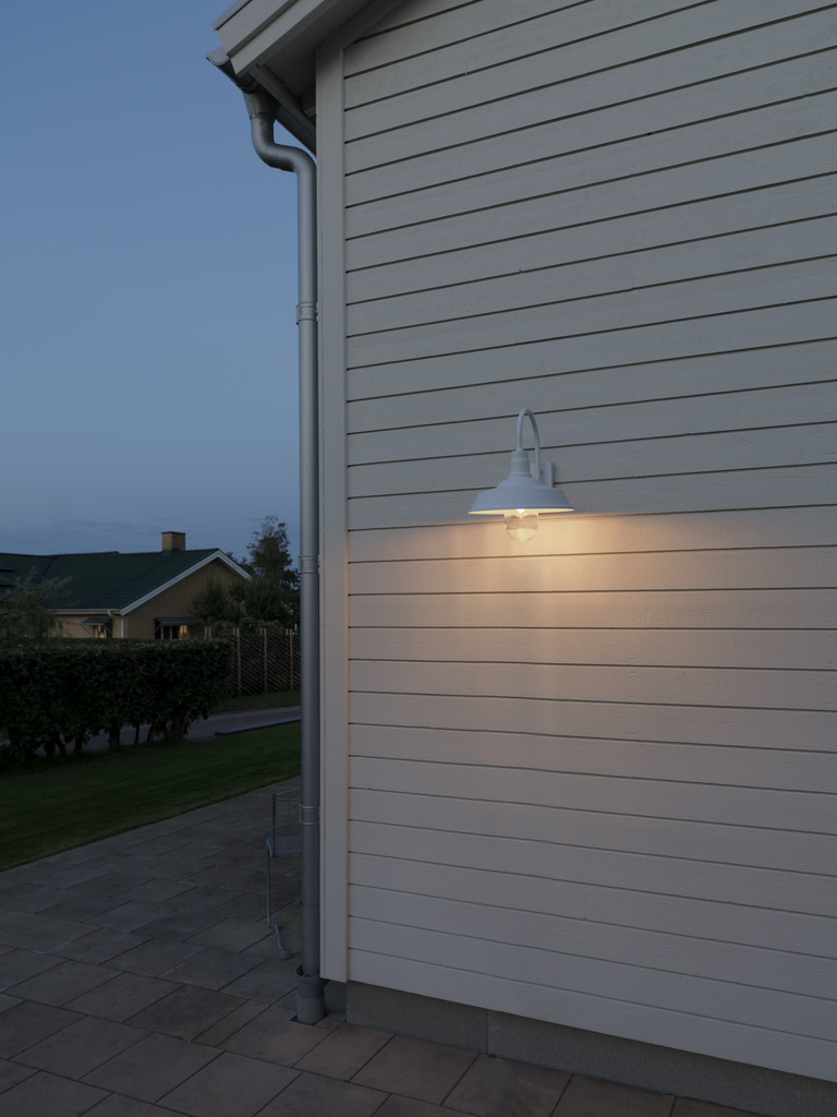 Trapani Hvid udendørslampe Fra Konstsmide - Den brede skærm og den klare glaskuppel spreder et behageligt og rettet lys, som gør lampen perfekt til entre og terrasser.