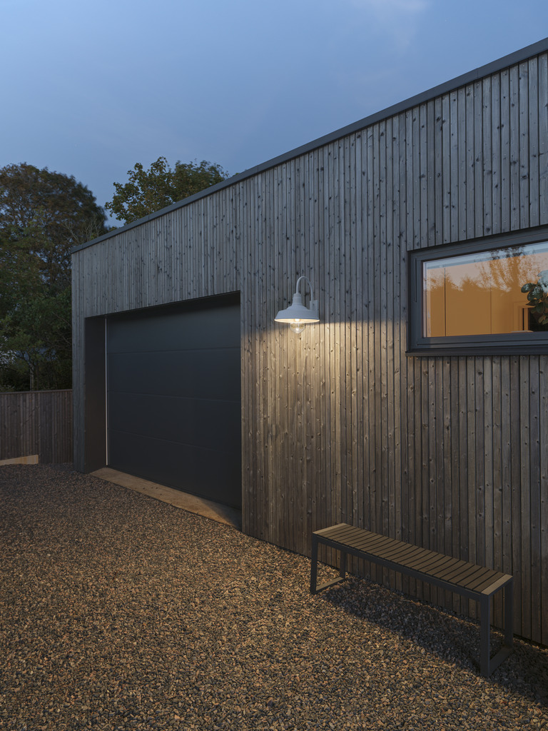 Trapani Hvid udendørslampe Fra Konstsmide - Den brede skærm og den klare glaskuppel spreder et behageligt og rettet lys, som gør lampen perfekt til entre og terrasser.