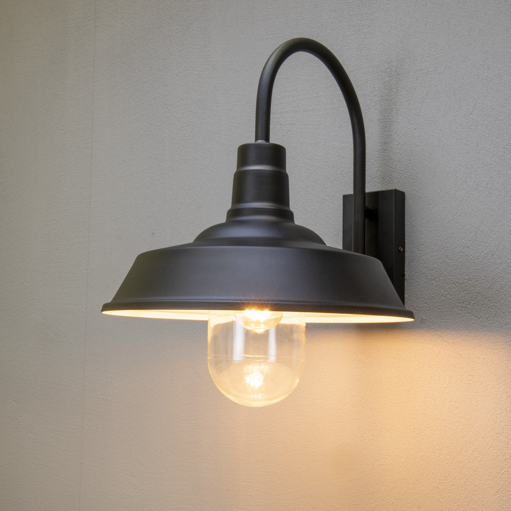 Trapani Sort udendørslampe Fra Konstsmide - Den brede skærm og den klare glaskuppel spreder et behageligt og rettet lys, som gør lampen perfekt til entre og terrasser.