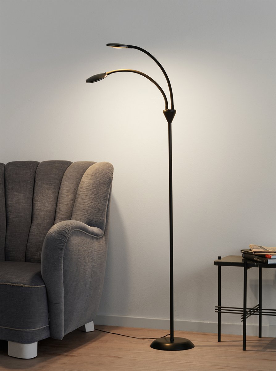 Fix 2 Sort gulvlampe Fra Halo Design - De to&aring; de bevægelige arme har hver en skærm med integreret LED tændt; 5W.