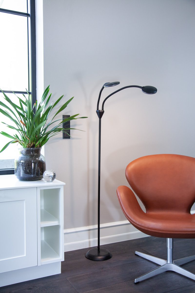 Fix 2 Sort gulvlampe Fra Halo Design - De to&aring; de bevægelige arme har hver en skærm med integreret LED tændt; 5W.