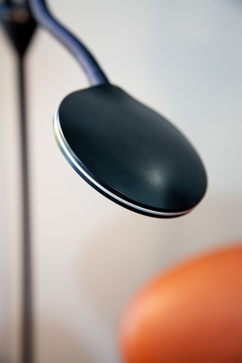 Fix 2 Sort gulvlampe Fra Halo Design - De to&aring; de bevægelige arme har hver en skærm med integreret LED tændt; 5W.