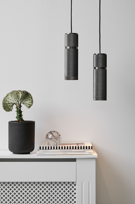 Halo Ø7 Mørkegrå loftslampe Fra Halo Design - Halo er en stilfuld og moderne loftspendel med et minimalistisk design, der passer perfekt ind i det trendy hjem.