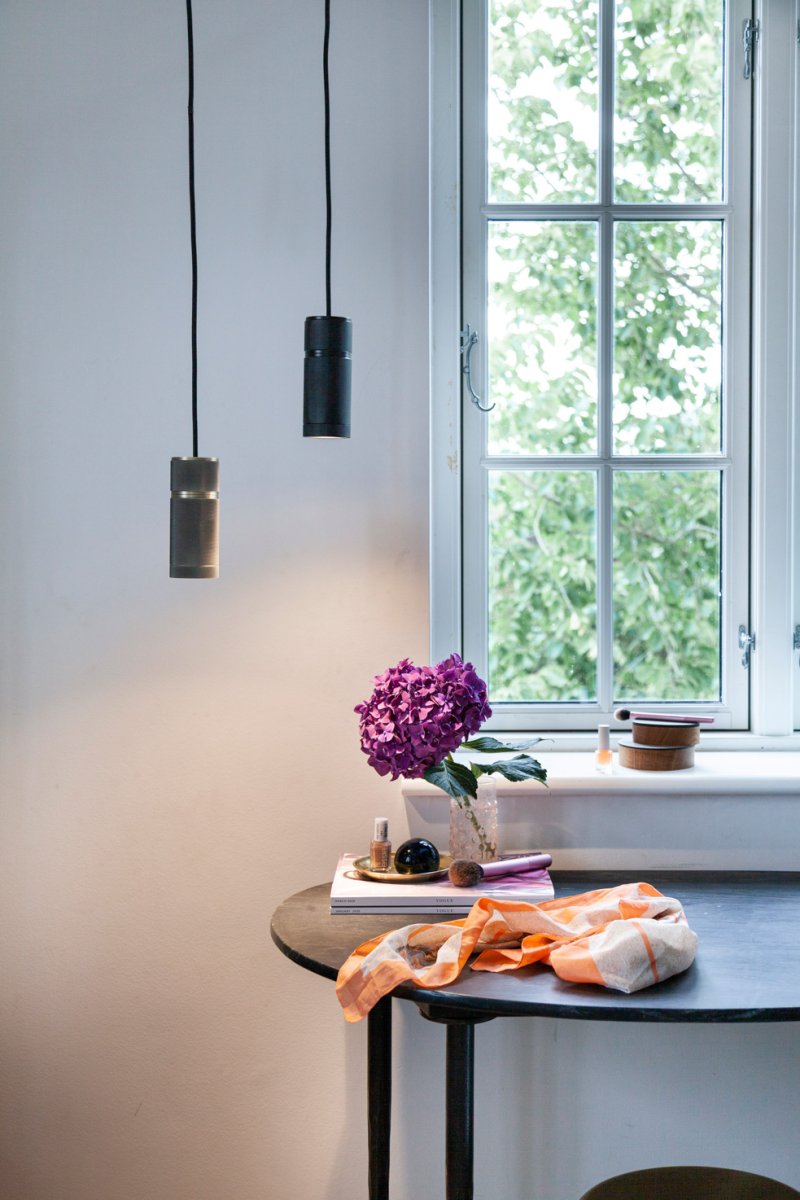 Halo Ø6 Sort loftslampe Fra Halo Design - Halo er en stilfuld og moderne loftspendel med et minimalistisk design, der passer perfekt ind i det trendy hjem.