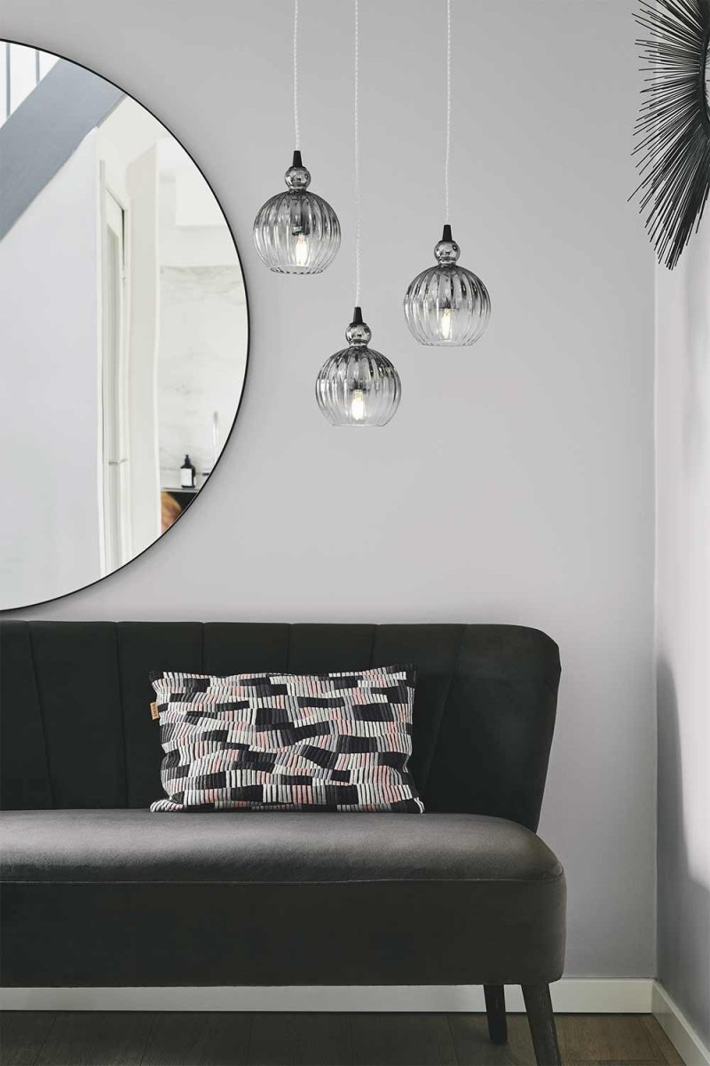 Ball Ball Ø15 Røgfarvet loftslampe Fra Halo Design - Ball Ball er et elegant vedhæng lavet af røget glas.
