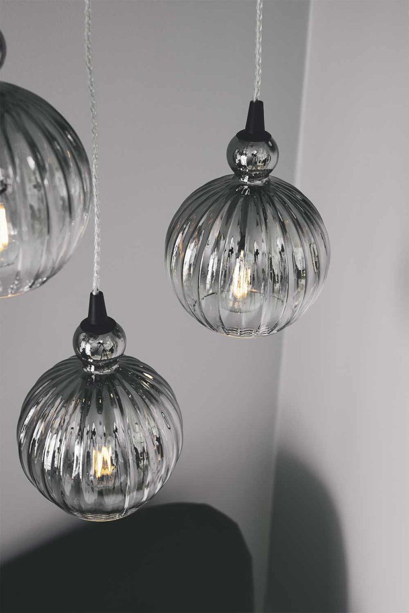 Ball Ball Ø15 Røgfarvet loftslampe Fra Halo Design - Ball Ball er et elegant vedhæng lavet af røget glas.