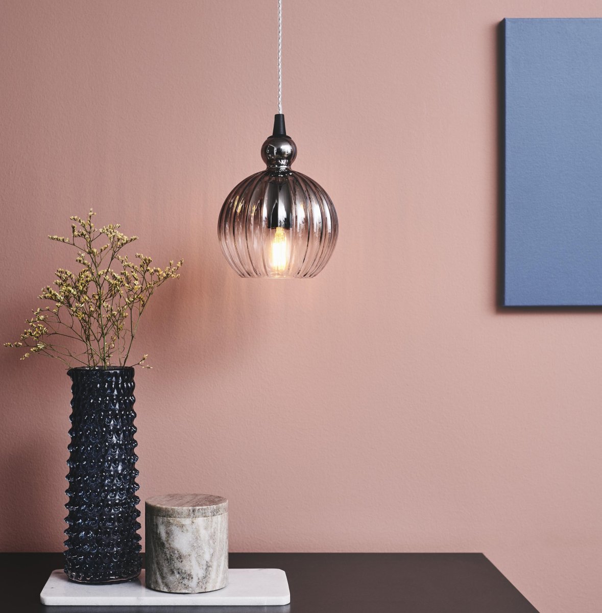 Ball Ball Ø15 Røgfarvet loftslampe Fra Halo Design - Ball Ball er et elegant vedhæng lavet af røget glas.
