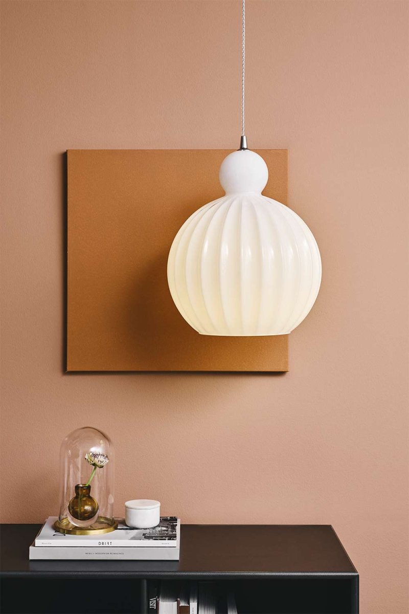 Ball Ball Ø25 Opal loftslampe Fra Halo Design - Ball Ball er et elegant vedhæng lavet af opalglas.
