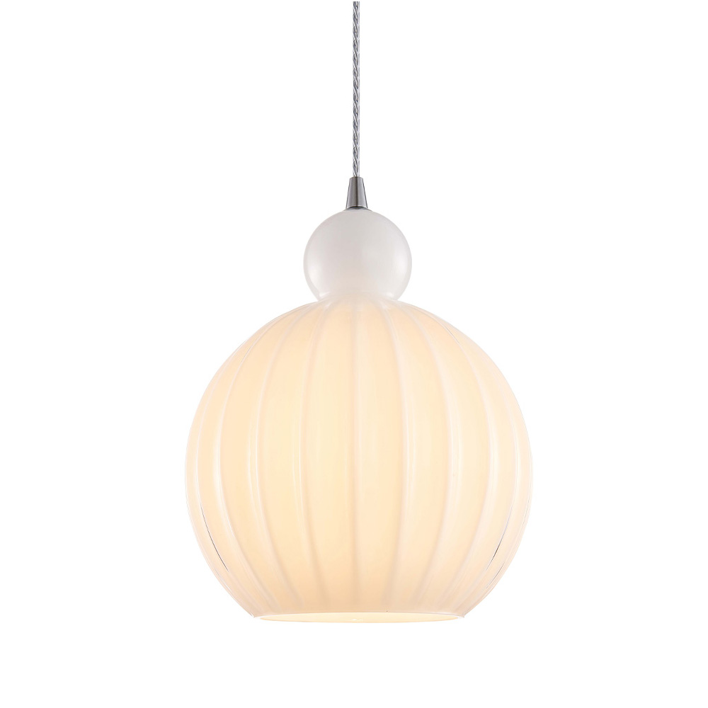 Ball Ball Ø25 Opal loftslampe Fra Halo Design - Ball Ball er et elegant vedhæng lavet af opalglas.