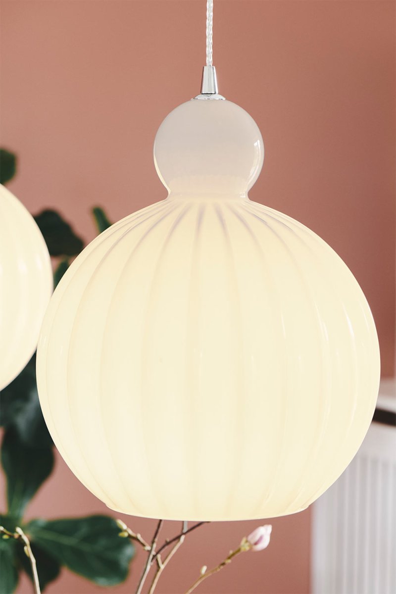 Ball Ball Ø32 Opal loftslampe Fra Halo Design - Ball Ball er et elegant vedhæng lavet af opalglas.