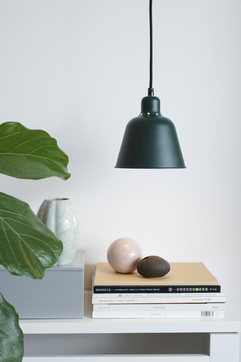 Carpenter Ø15 Grøn loftslampe Fra Halo Design - Capenter er et klassisk vedhæng med retrodesign.