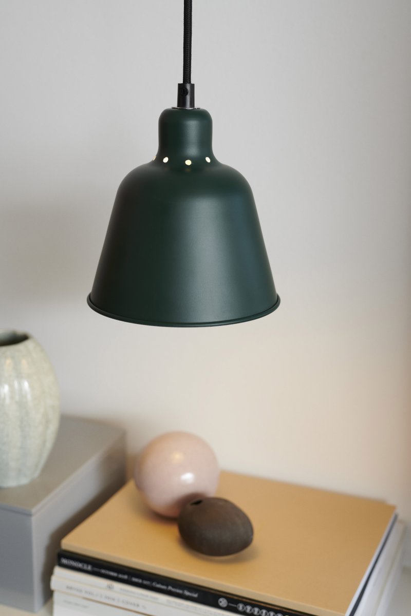 Carpenter Ø15 Grøn loftslampe Fra Halo Design - Capenter er et klassisk vedhæng med retrodesign.