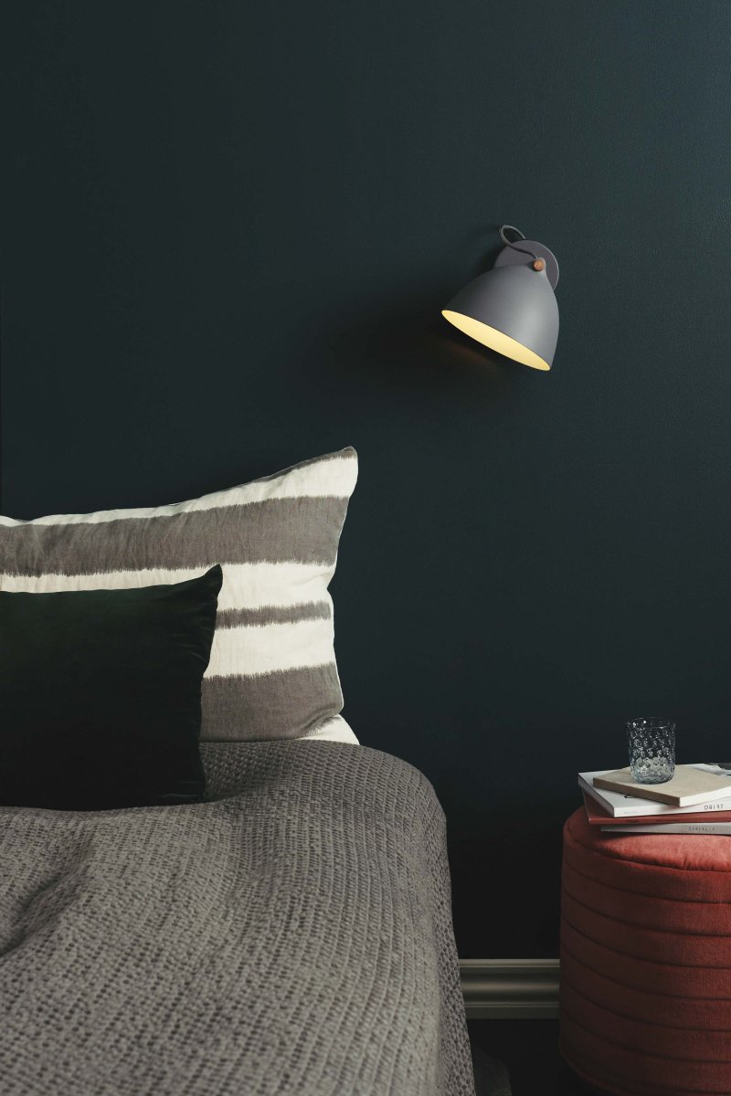 Århus Ø18 Grå væglampe Fra Halo Design - Forh&oslash;j din indretning med &Aring;rhus v&aelig;glampen &ndash; en perfekt blanding af moderne elegance og funktionalitet.