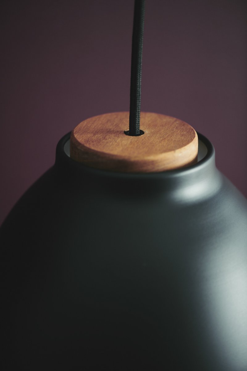 Nivå Ø14 Sort loftslampe Fra Halo Design - Et tidl&oslash;st design, der kombinerer funktion og &aelig;stetik &ndash; Niveau&aring; er lampen, der l&oslash;fter din indretning til et nyt niveau.