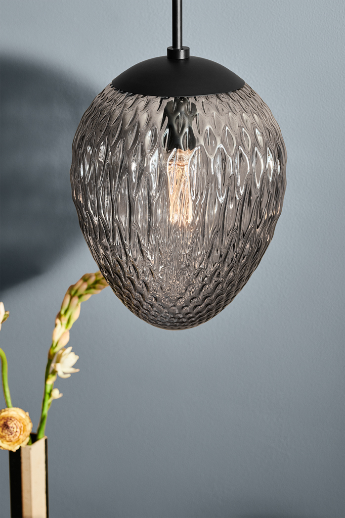 Woods Ø25 Røg loftslampe Fra Halo Design - Woods er en pendel, der kombinerer elegance og naturlig inspiration.