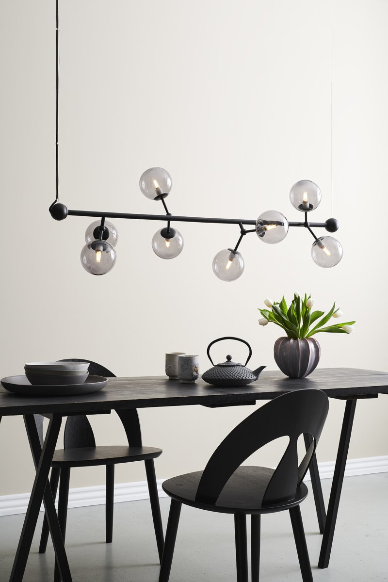 Atom horizontal 80cm Sort loftslampe Fra Halo Design - Atom pendel har et moderne og tidl&oslash;st design, perfekt til alle stilarter og hjem.