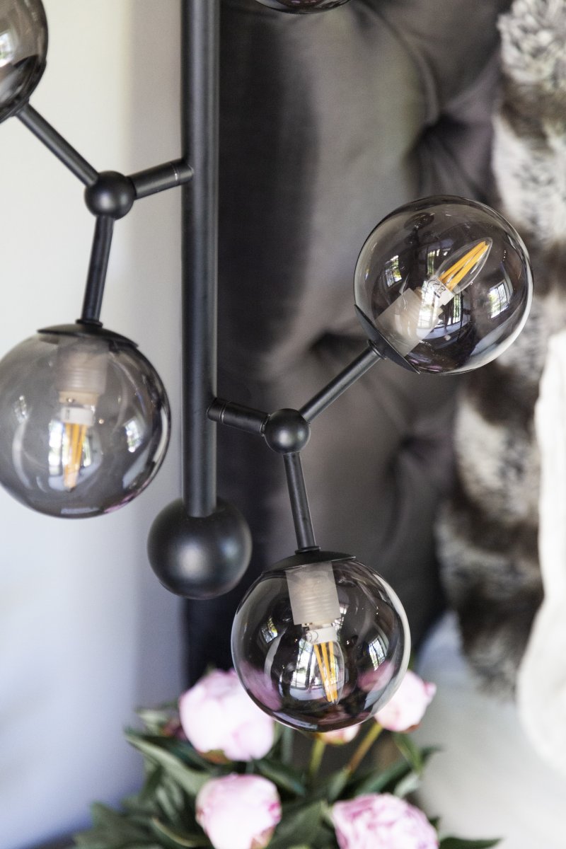 Atom vertical Ø30 Sort loftslampe Fra Halo Design - Rammens tre arme er bevægelige, hvilket giver dig mulighed for at skabe dit eget design og mønster på lampen og rette kopperne derhen, hvor du ønsker.