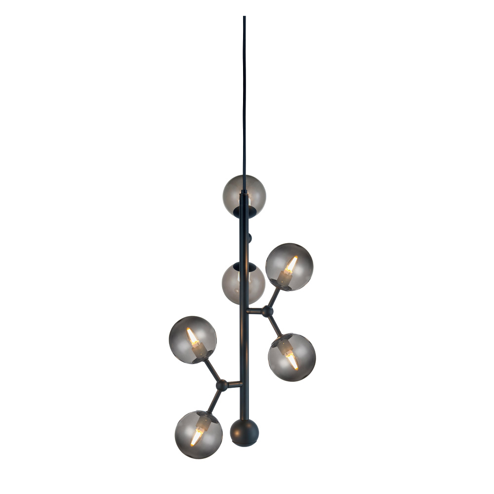 Atom vertical Ø30 Sort loftslampe Fra Halo Design - Rammens tre arme er bevægelige, hvilket giver dig mulighed for at skabe dit eget design og mønster på lampen og rette kopperne derhen, hvor du ønsker.