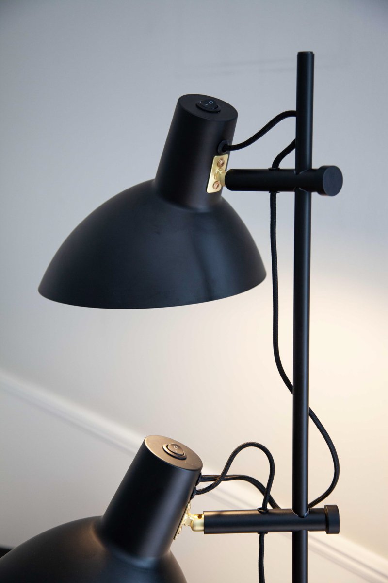 Metropole 2 Sort gulvlampe Fra Halo Design - Metropole-serien er en komplet og funktionel lampefamilie med en markant og industriel stil.