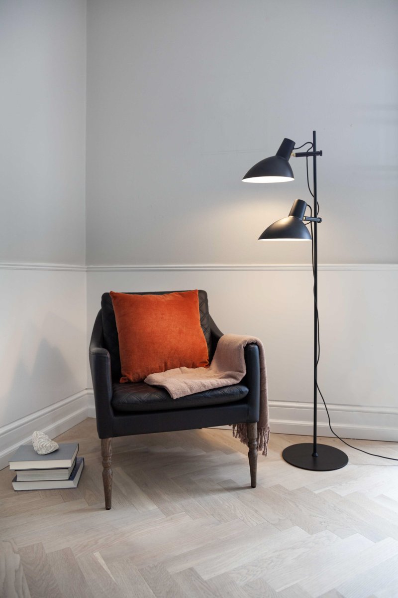 Metropole 2 Sort gulvlampe Fra Halo Design - Metropole-serien er en komplet og funktionel lampefamilie med en markant og industriel stil.