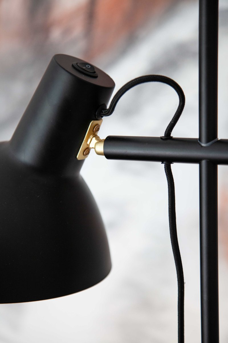 Metropole 2 Sort gulvlampe Fra Halo Design - Metropole-serien er en komplet og funktionel lampefamilie med en markant og industriel stil.