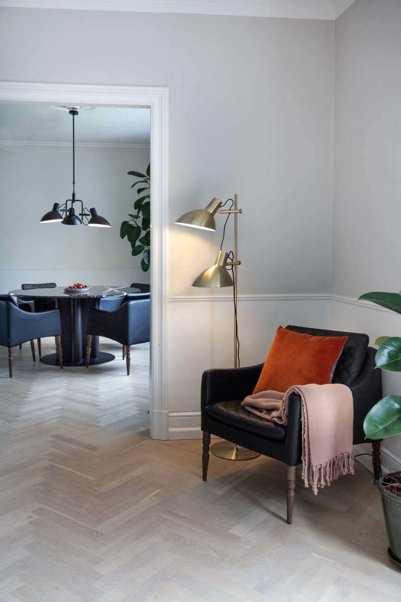 Metropole 2 Antik messing gulvlampe Fra Halo Design - Metropole-serien er en komplet og funktionel lampefamilie med en markant og industriel stil.