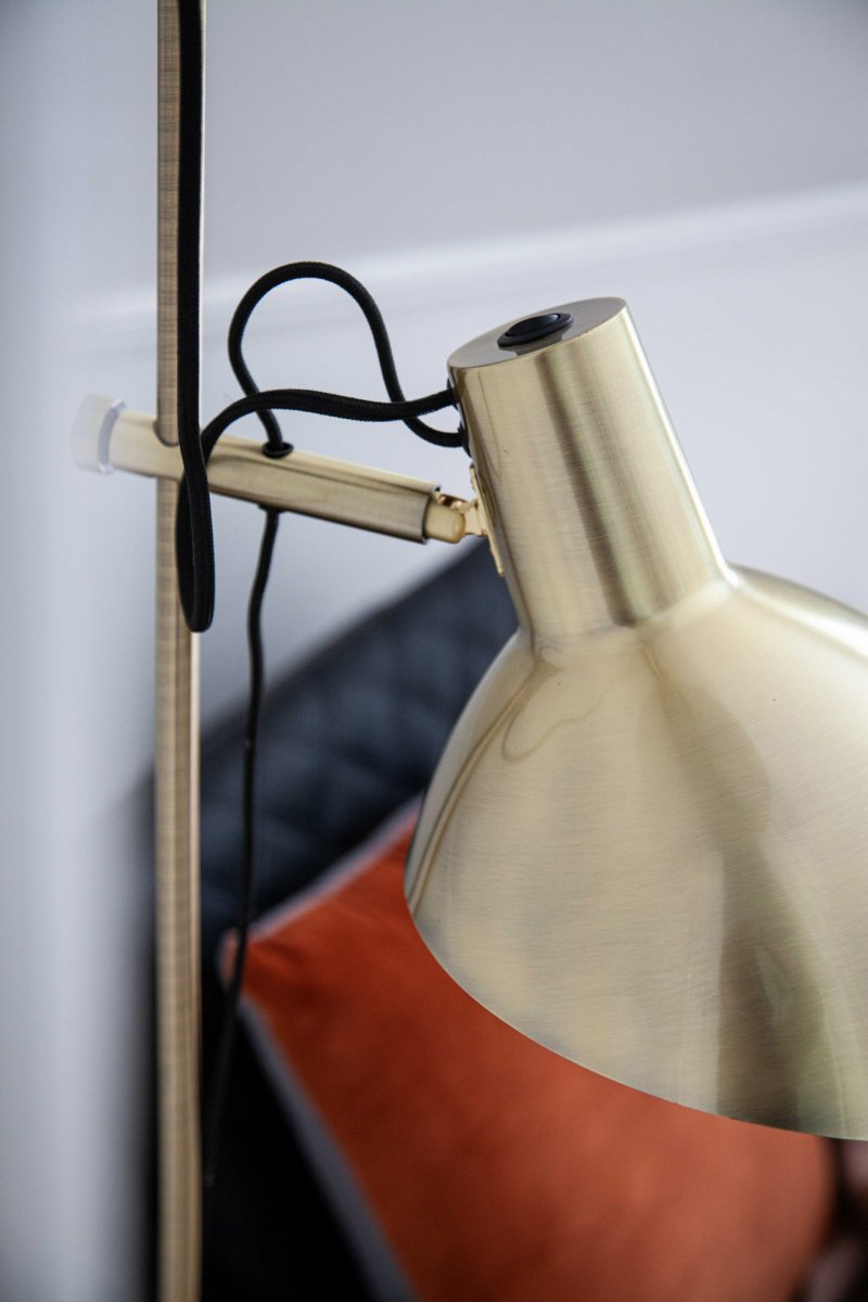 Metropole 2 Antik messing gulvlampe Fra Halo Design - Metropole-serien er en komplet og funktionel lampefamilie med en markant og industriel stil.