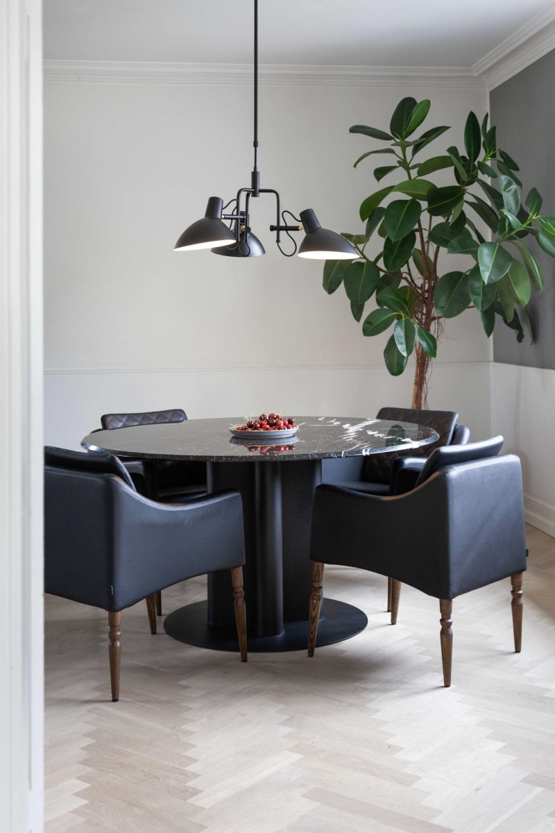 Metropole Ø73 Sort loftslampe Fra Halo Design - Metropole-serien er en komplet og funktionel lampefamilie med en markant og industriel stil.