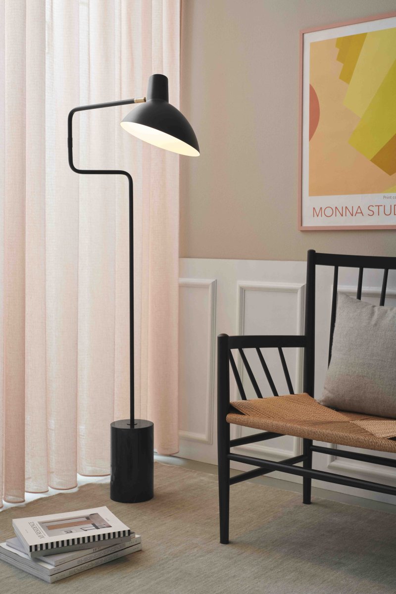 Metropole Deluxe Sort gulvlampe Fra Halo Design - Den matsorte metalkonstruktion kombineret med elegante messingdetaljer og en solid marmorbase skaber en luksuri&oslash;s og moderne f&oslash;lelse.