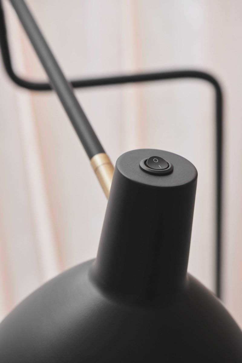 Metropole Deluxe Sort gulvlampe Fra Halo Design - Den matsorte metalkonstruktion kombineret med elegante messingdetaljer og en solid marmorbase skaber en luksuri&oslash;s og moderne f&oslash;lelse.