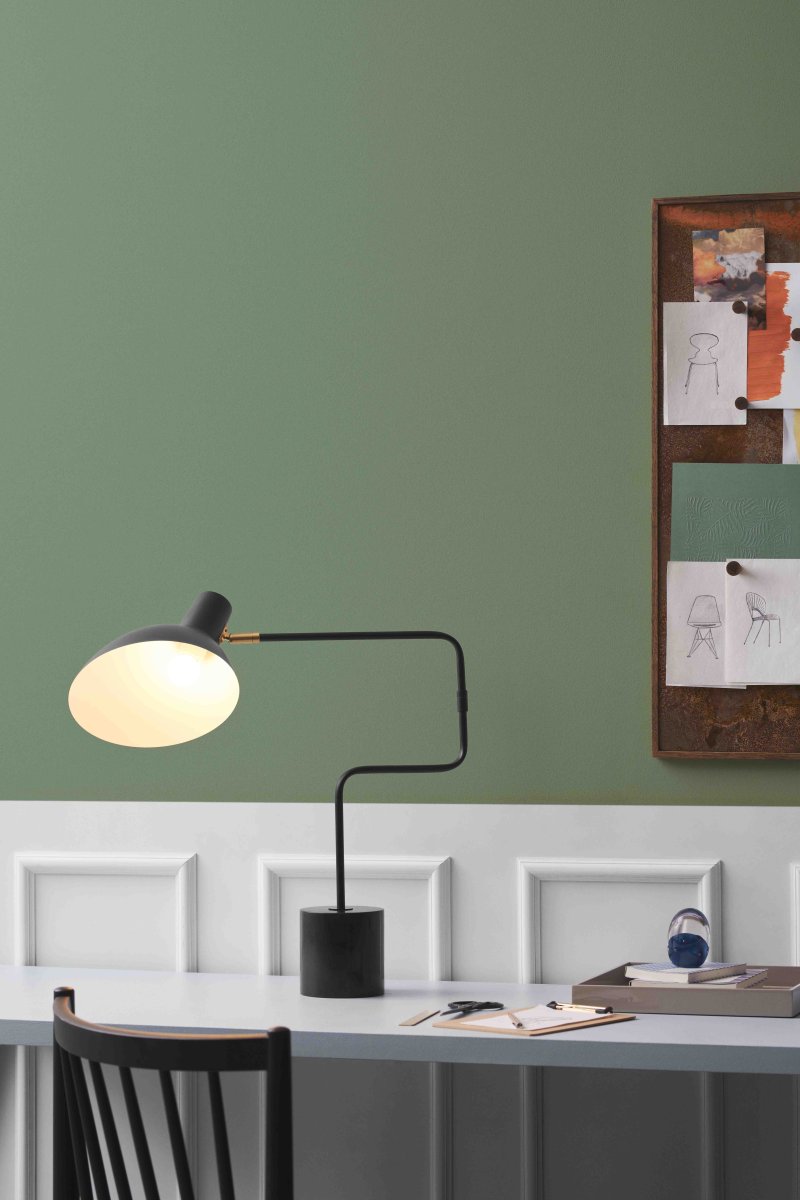 Metropole Deluxe 58cm Sort skrivebordslampe Fra Halo Design - Den matsorte metalkonstruktion kombineret med elegante messingdetaljer og en solid marmorbase skaber en luksuri&oslash;s og moderne f&oslash;lelse.