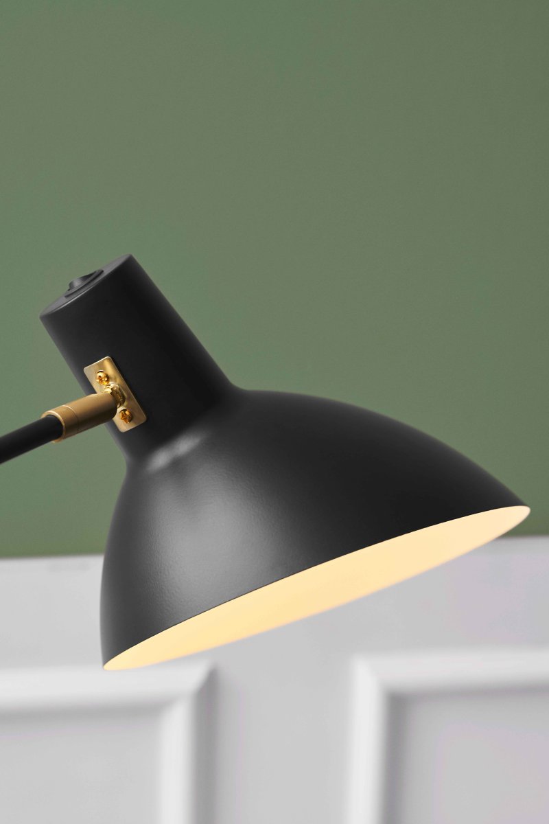 Metropole Deluxe 58cm Sort skrivebordslampe Fra Halo Design - Den matsorte metalkonstruktion kombineret med elegante messingdetaljer og en solid marmorbase skaber en luksuri&oslash;s og moderne f&oslash;lelse.