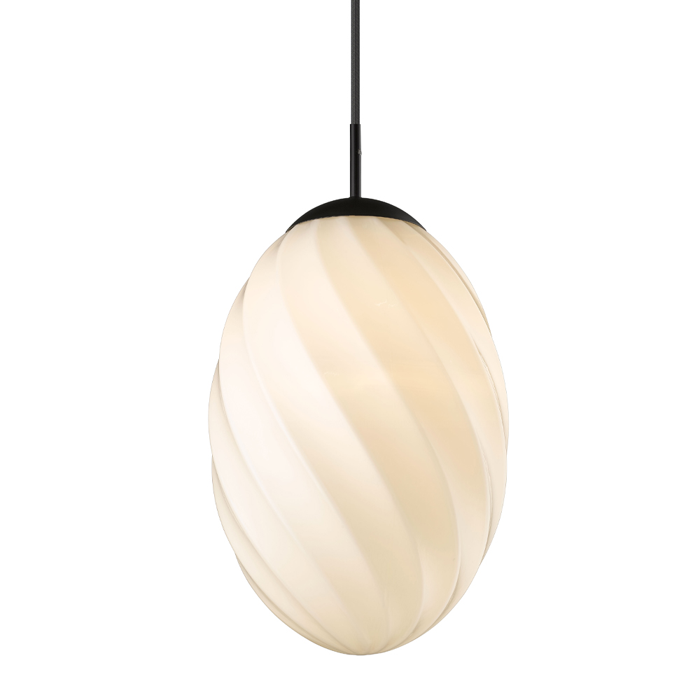 Twist Ø25 Sort loftslampe Fra Halo Design - Perfekt til at hænge over spisebordet, i køkkenet eller i et hjørne, der trænger til ekstra stil.