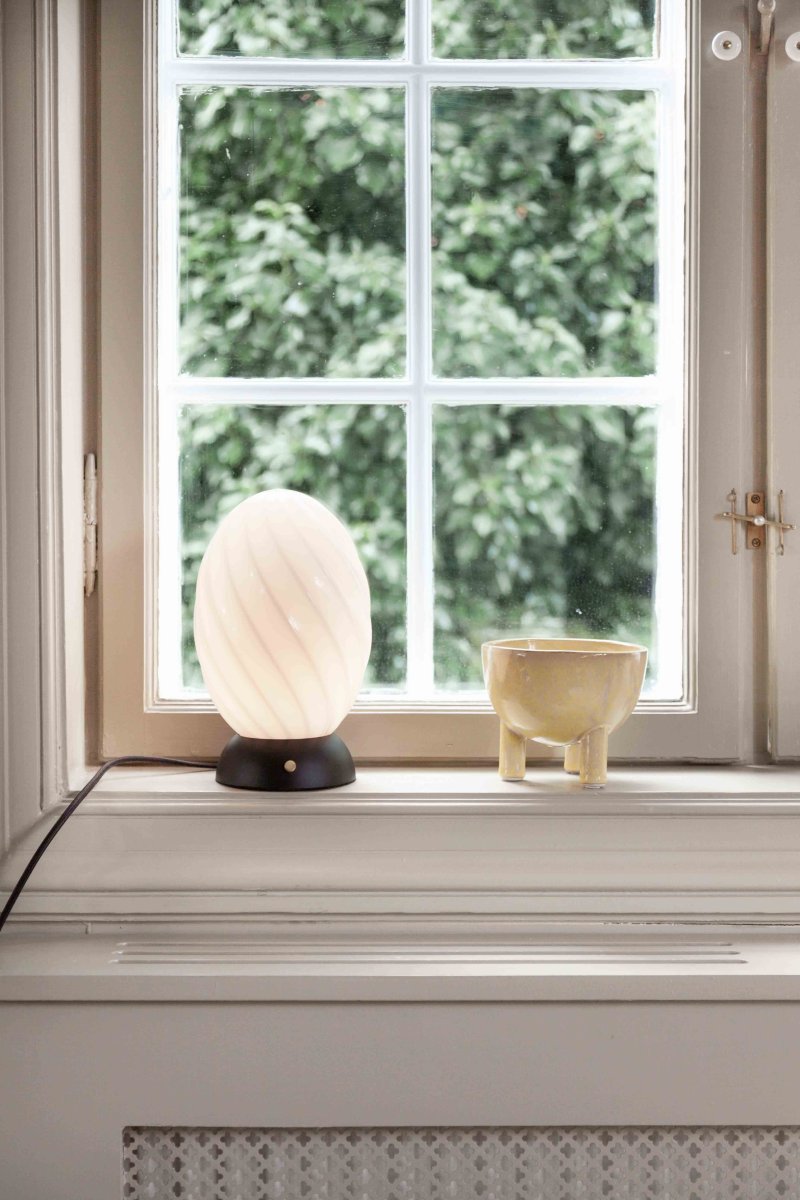 Twist 22cm Sort bordlampe Fra Halo Design - Upt&auml;ck Twist &ndash; den elegante bordlampe med et sofistikeret skulpturelt design og en praktisk touch-funktion for nem tænd/sluk.