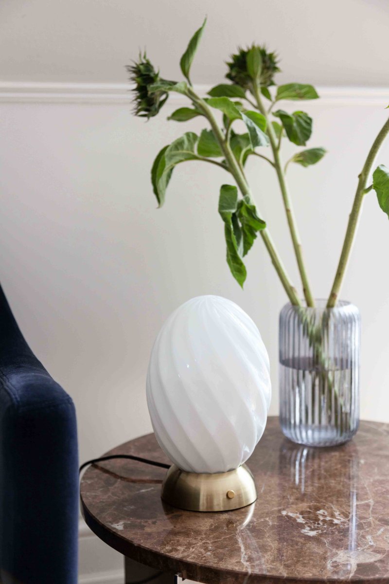 Twist 22cm Messing bordlampe Fra Halo Design - Upt&auml;ck Twist &ndash; den elegante bordlampe med et sofistikeret skulpturelt design og en praktisk touch-funktion for nem tænd/sluk.