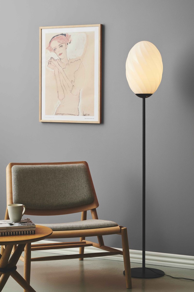 Twist Sort gulvlampe Fra Halo Design - Det slanke, matsorte stel giver et minimalistisk og stilrent indtryk, der passer til b&aring;de moderne og klassiske milj&oslash;er.