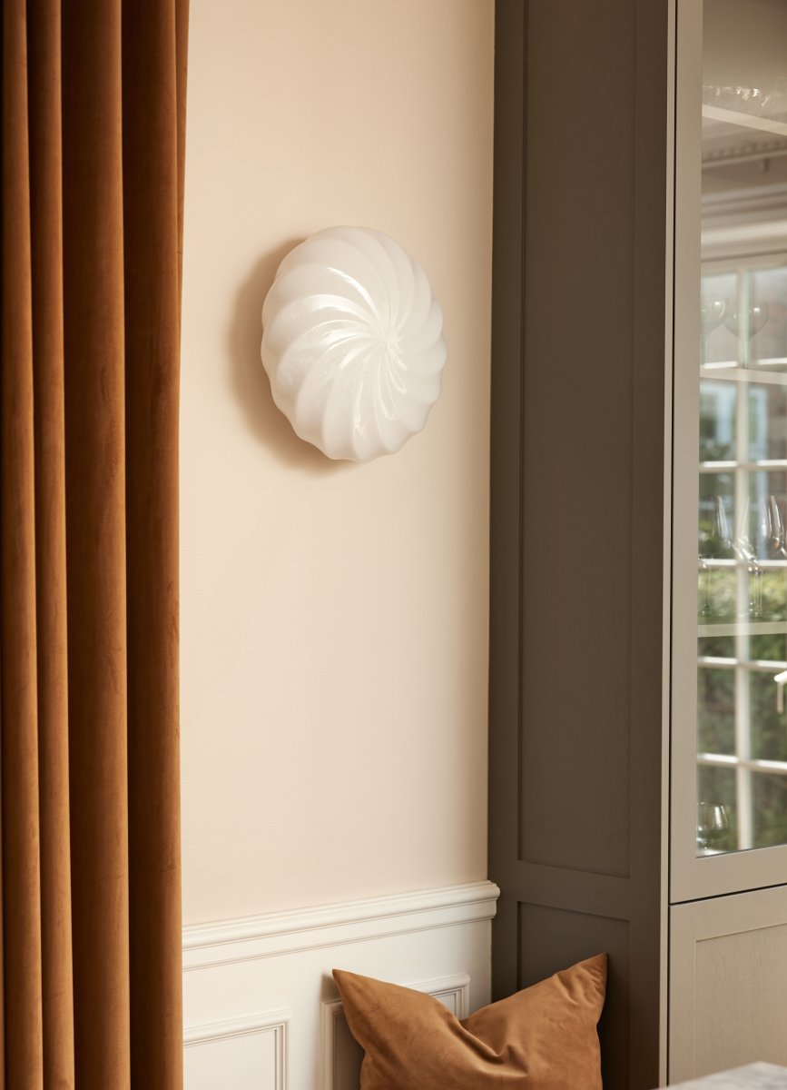 Twist Ø35 Antik messing plafond Fra Halo Design - Twist er perfekt til stuen, sovev&aelig;relset eller gangen og giver en varm og indbydende f&oslash;lelse.