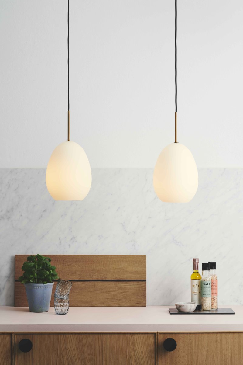Bodø Ø20 Hvid loftslampe Fra Halo Design - Den glatte overflade og runde form af opalglas giver en flot spredning af lys i rummet og i kombination med detaljerne i messing bringer det elegance.