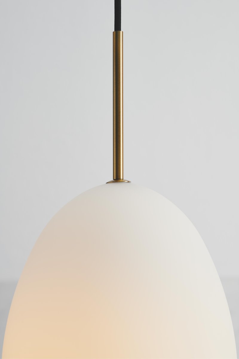 Bodø Ø20 Hvid loftslampe Fra Halo Design - Den glatte overflade og runde form af opalglas giver en flot spredning af lys i rummet og i kombination med detaljerne i messing bringer det elegance.