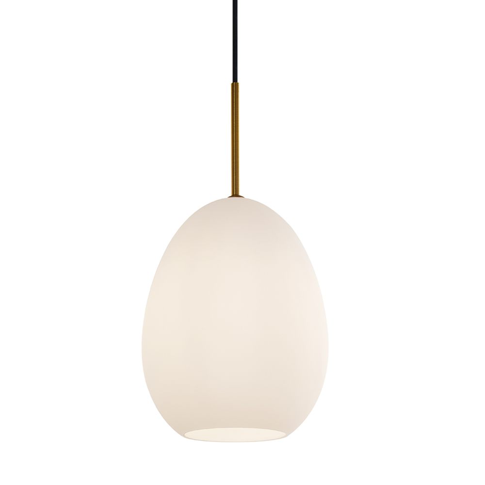 Bodø Ø20 Hvid loftslampe Fra Halo Design - Den glatte overflade og runde form af opalglas giver en flot spredning af lys i rummet og i kombination med detaljerne i messing bringer det elegance.