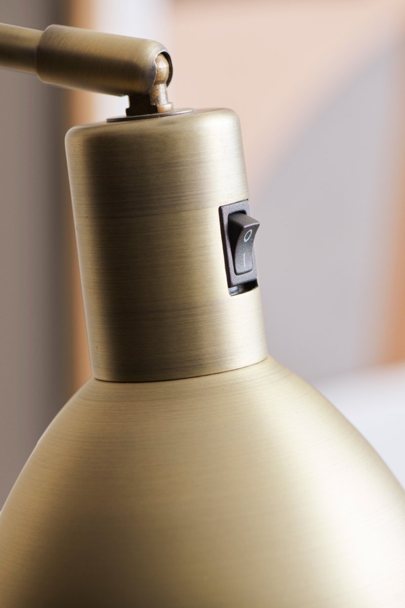 Angora Messing gulvlampe Fra Halo Design - Angora er en klassisk gulvlampe med et moderne design.