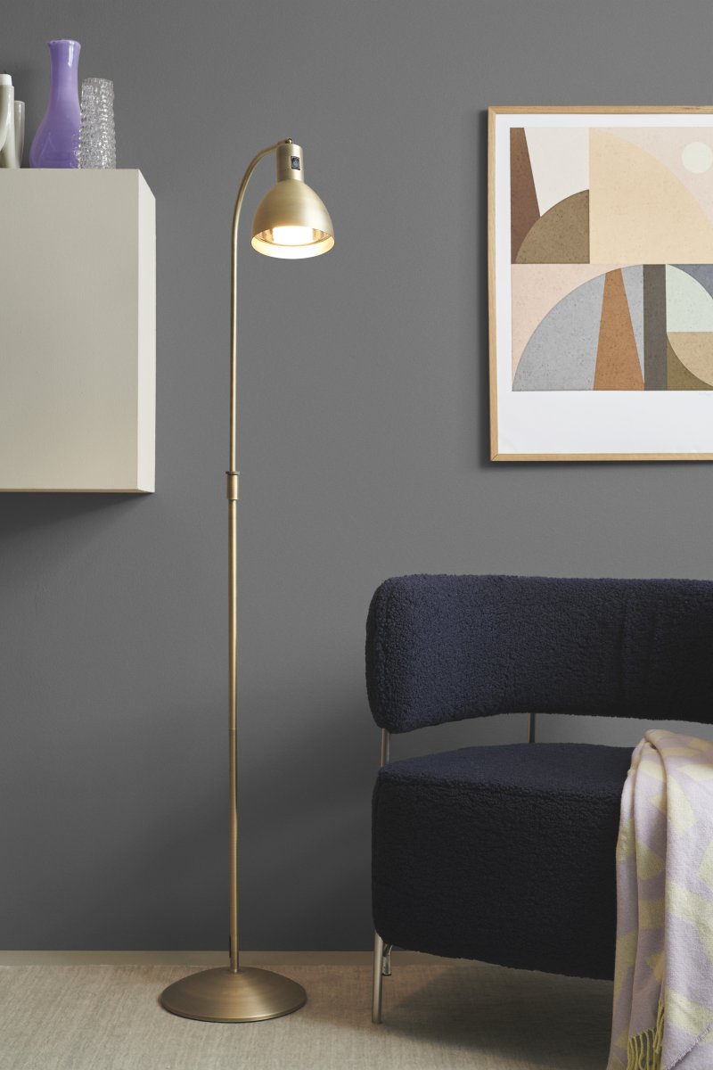 Angora Messing gulvlampe Fra Halo Design - Angora er en klassisk gulvlampe med et moderne design.