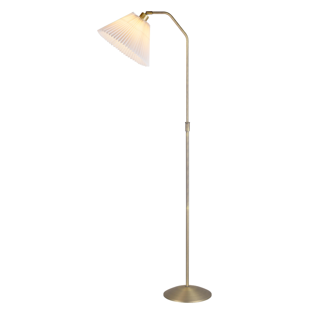 Berlin Antik messing gulvlampe Fra Halo Design - Lampefoden af antik messingfinish i kombination med den plisserede skærm tilføjer lidt ekstra elegance til dit hjem.