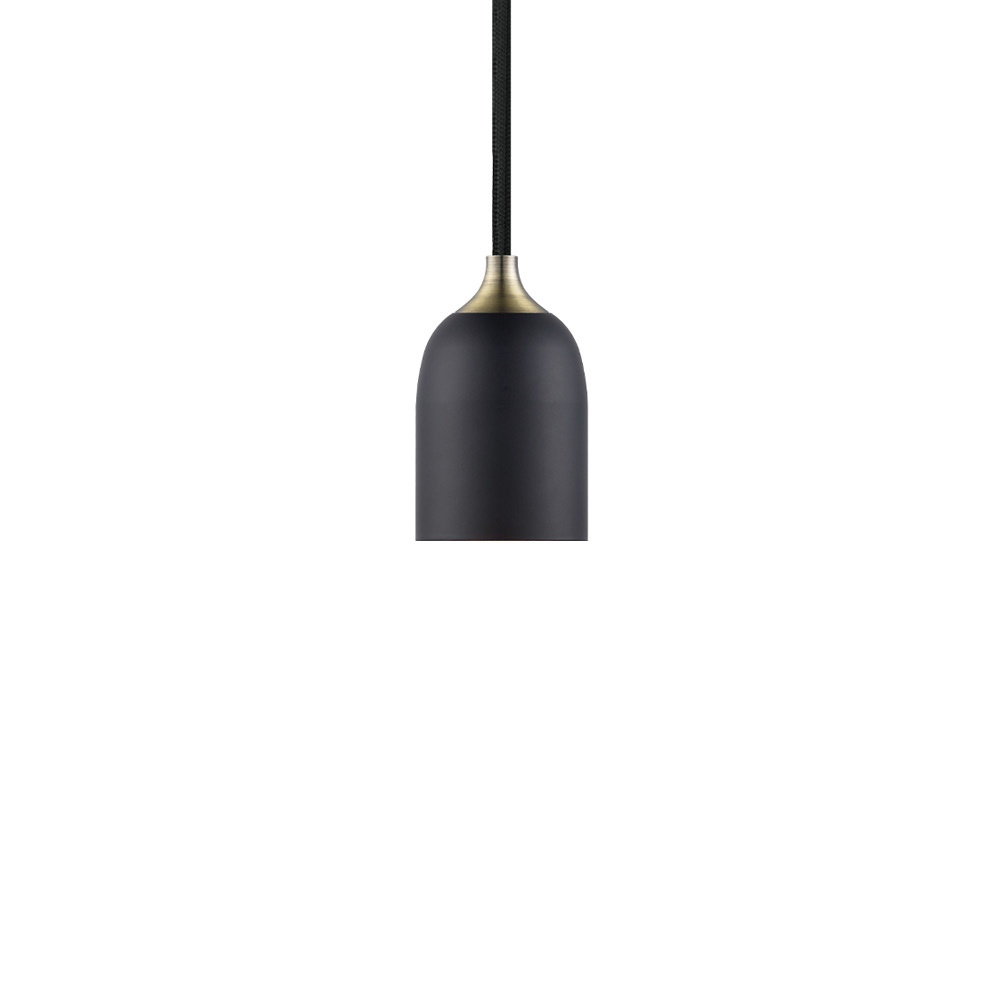 Classic Ø5 Sort loftslampe Fra Halo Design - Placer fx flere i flok over spisebordet eller som pendel i soveværelset over natbordene, eller hvorfor ikke i et hjørne af stuen, hvor der er brug for lidt ekstra hyggebelysning.