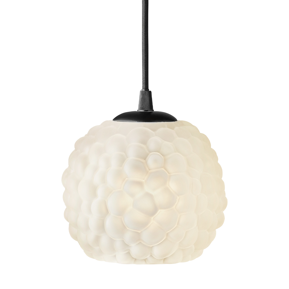Grape Ø15 Hvid loftslampe Fra Halo Design - Denne pendel lavet af mat opalglas med sorte detaljer passer perfekt som lyspunkt i et m&oslash;rkt hj&oslash;rne, over natborde eller flere borde.