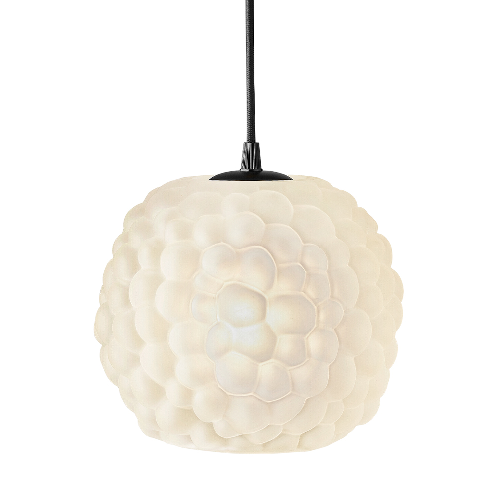 Grape Ø20 Hvid loftslampe Fra Halo Design - Denne pendel lavet af mat opalglas med sorte detaljer passer perfekt til flere i tr&aelig;k over spisebordet eller k&oslash;kkenet.