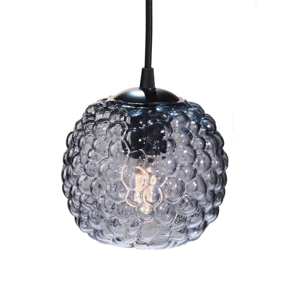 Zoom billede af Grape Ø15 Røgfarvet loftslampe Fra Halo Design - Denne pendel lavet af r&oslash;get glas med sorte detaljer passer perfekt som lyspunkt i et m&oslash;rkt hj&oslash;rne, over natborde eller flere borde.