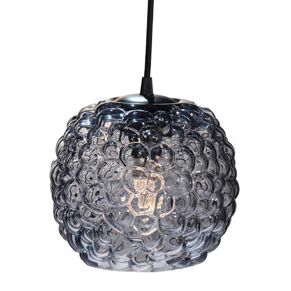 Grape Ø20 Røgfarvet loftslampe Fra Halo Design - Dette vedh&aelig;ng lavet af r&oslash;get glas med sorte detaljer er perfekt til flere p&aring;er; r&aelig;kke hen over spisebordet eller k&oslash;kkenet.